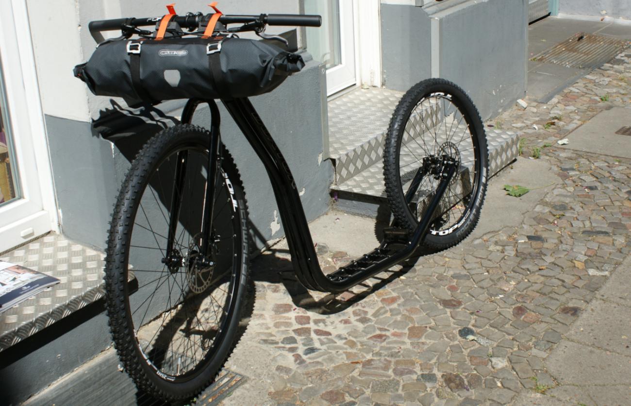 Tretroller Doxtor mit Lenkertasche von Ortlieb