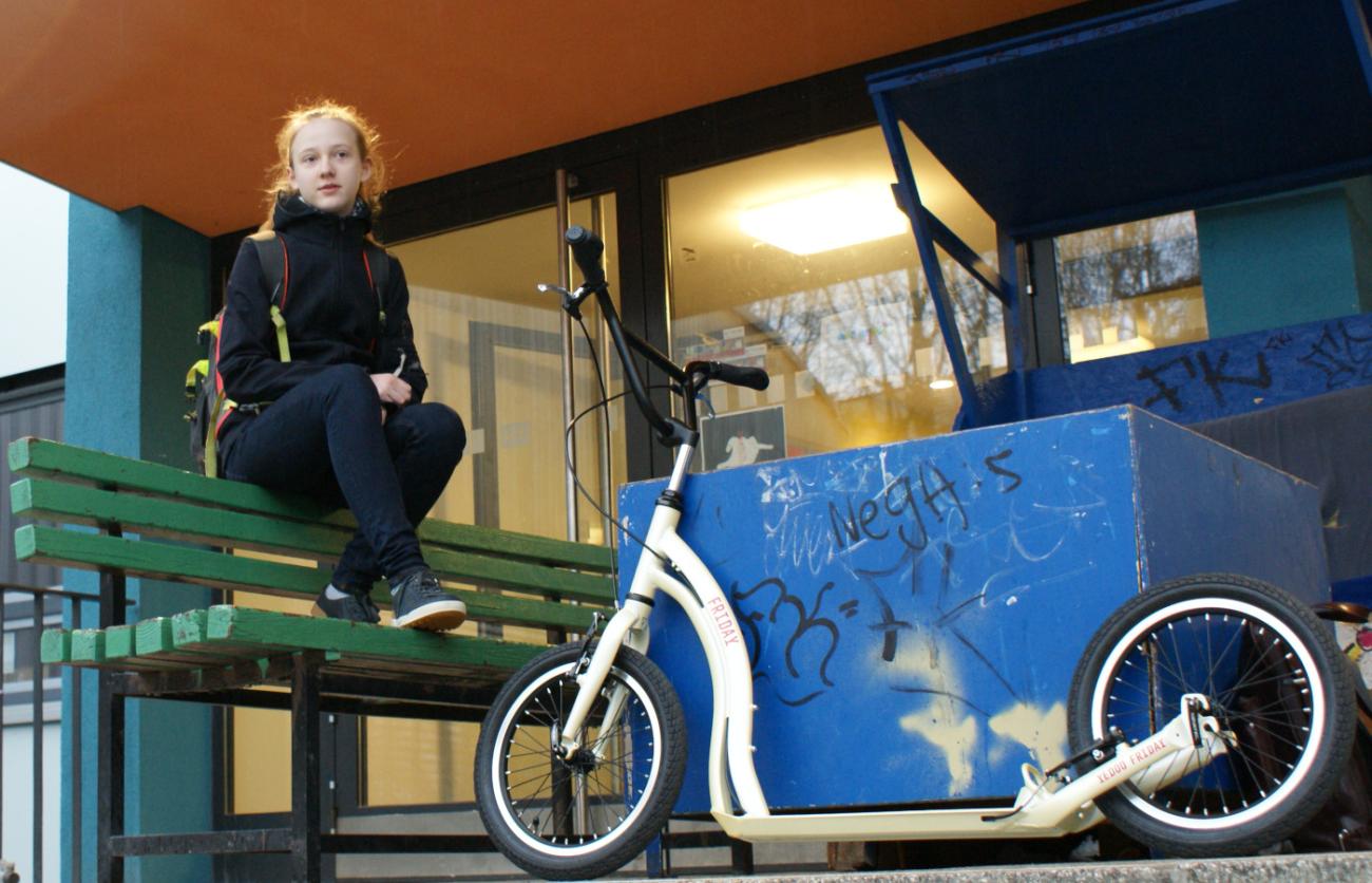 Tretroller YEDOO FRIDAY vor dem Schuleingang