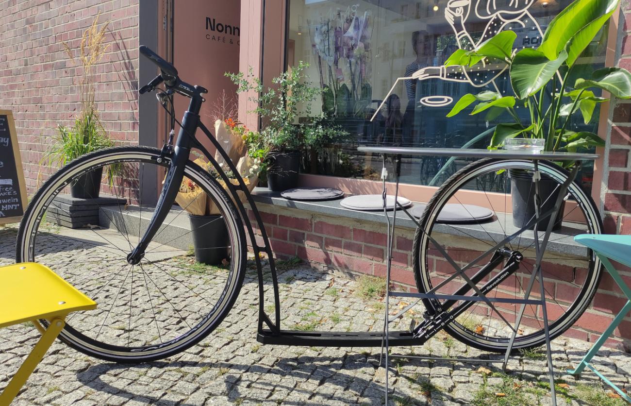 Tretroller MIBO Revoo vor einem Cafe