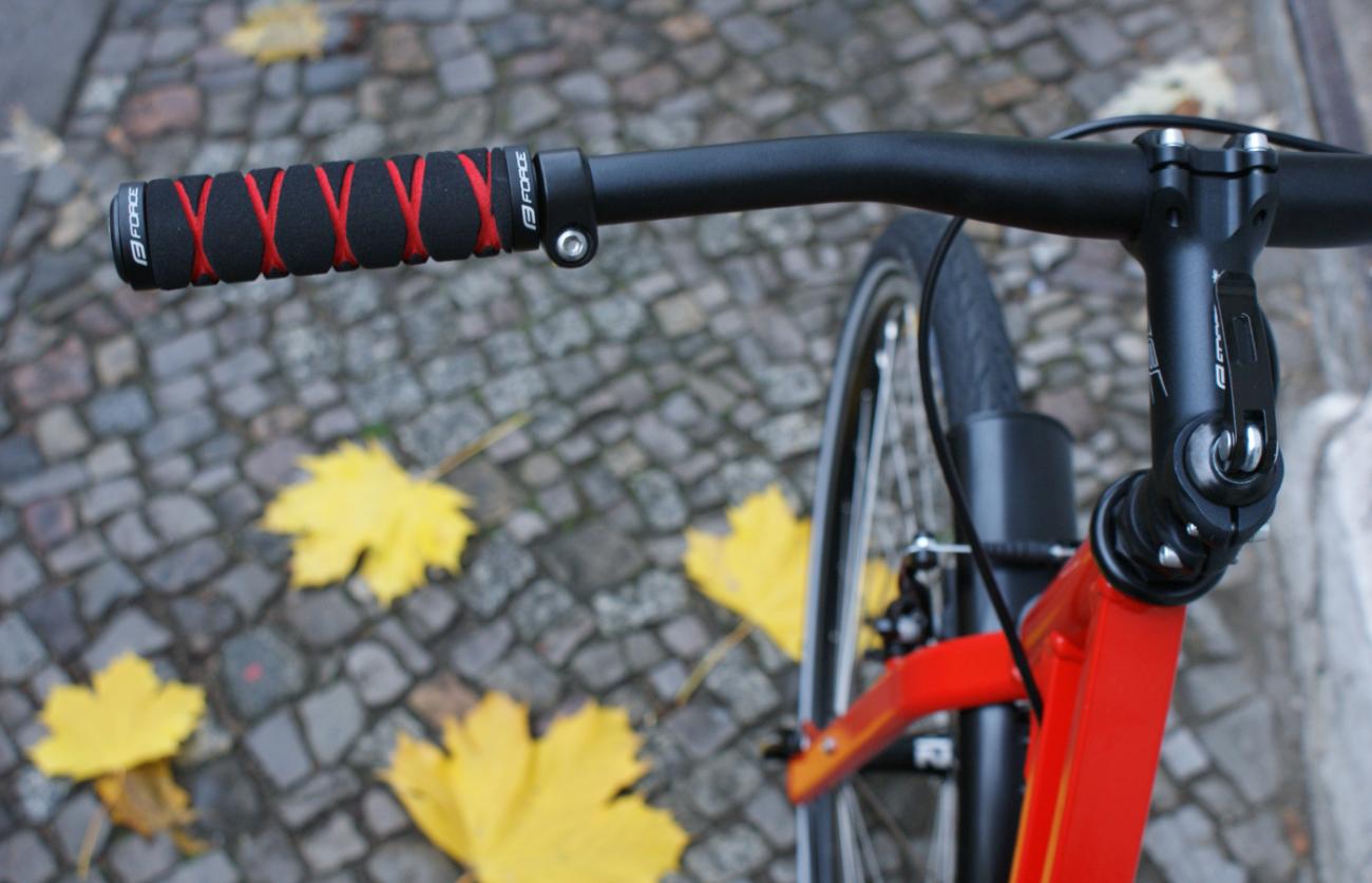 Rote Griffe von FORCE an einem roten Roller