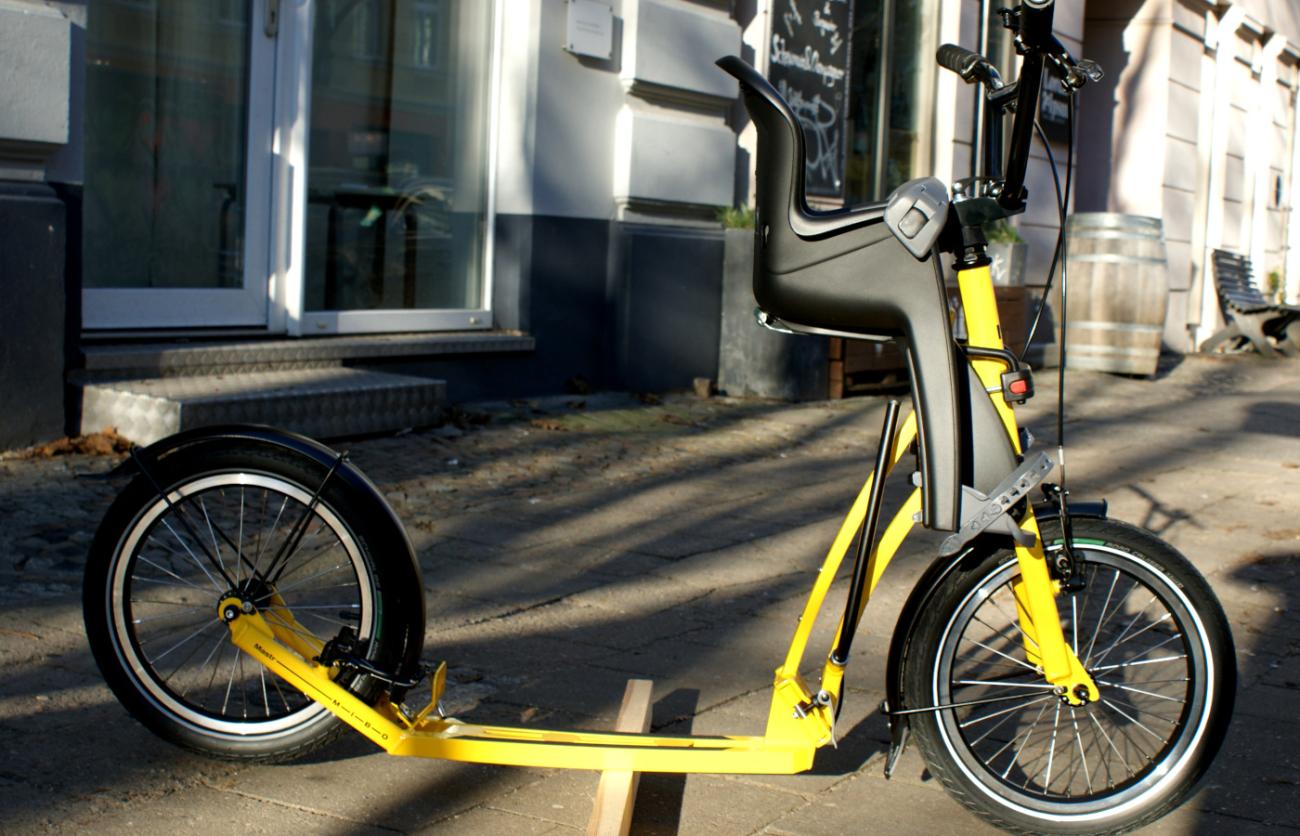 Faltbarer Tretroller mit Kindersitz