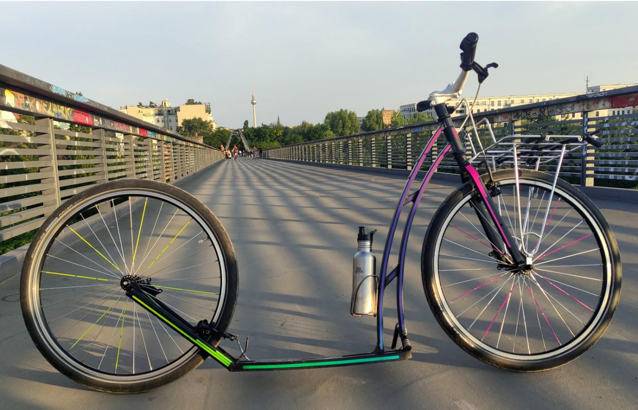 Tretroller für Erwachsene auf dem Schwedter Steg in Berlin