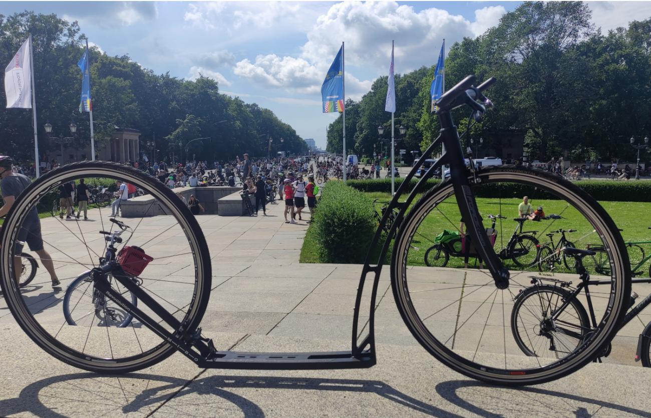 Tretroller vor dem Großen Stern während der Radsternfahrt des ADFC
