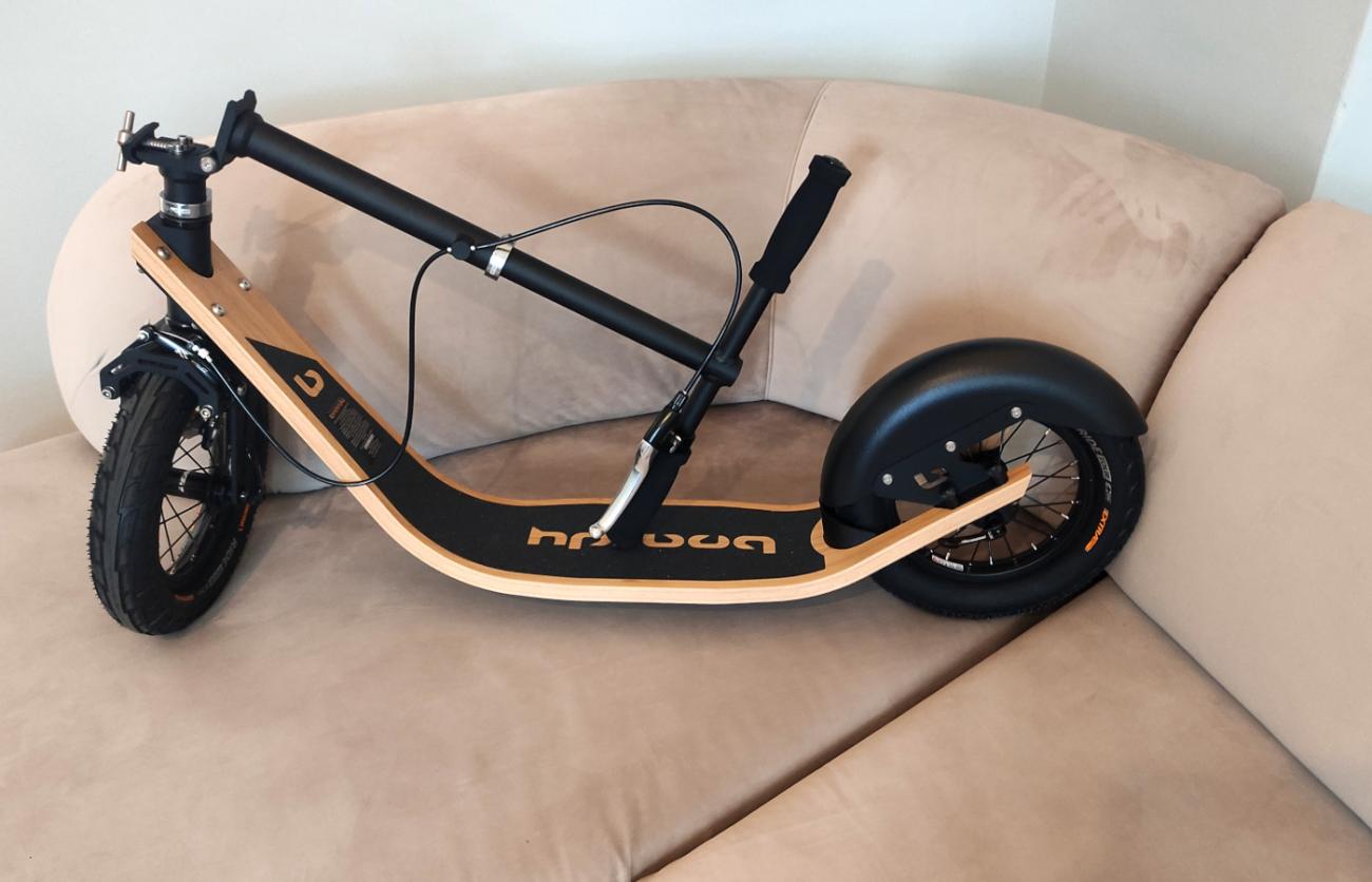 geklappter Tretroller der Marke BOARDY auf einem Sofa