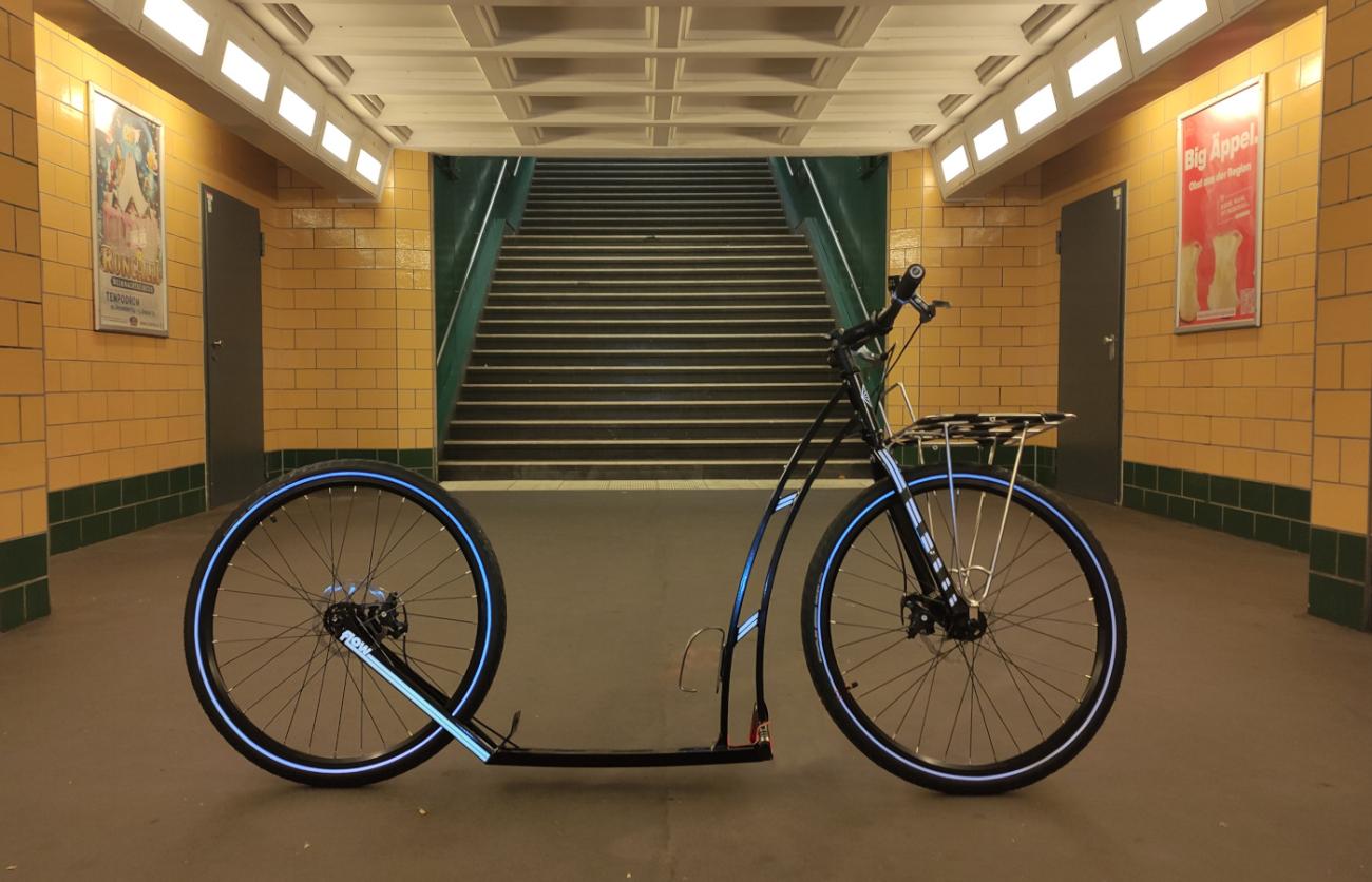 Tretroller MIBO Good Speed im U-Bahnaufgang Eberswalderstrasse