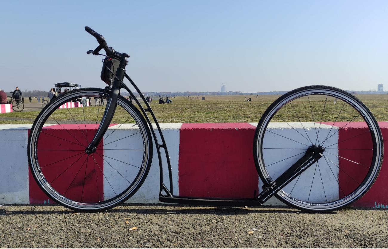 Tretroller mit zwei 28 Zoll Laufrädern am Tempelhofer Feld