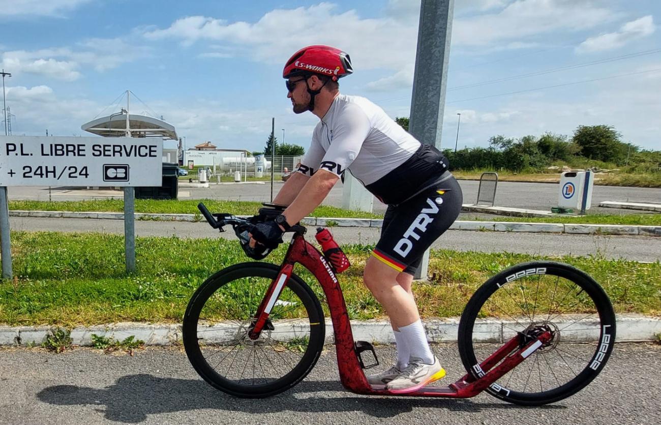 Tretrollerfahrer Andreas Böhm auf seinem Roller irgendwo an einer Tankstelle in Frankreich