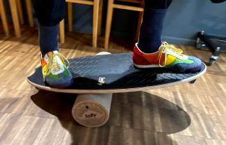 Auf dem Balance Board in Bewegung