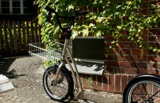 Faltbarer Tretroller mit Fahrradkorb