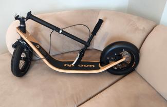 geklappter Tretroller der Marke BOARDY auf einem Sofa